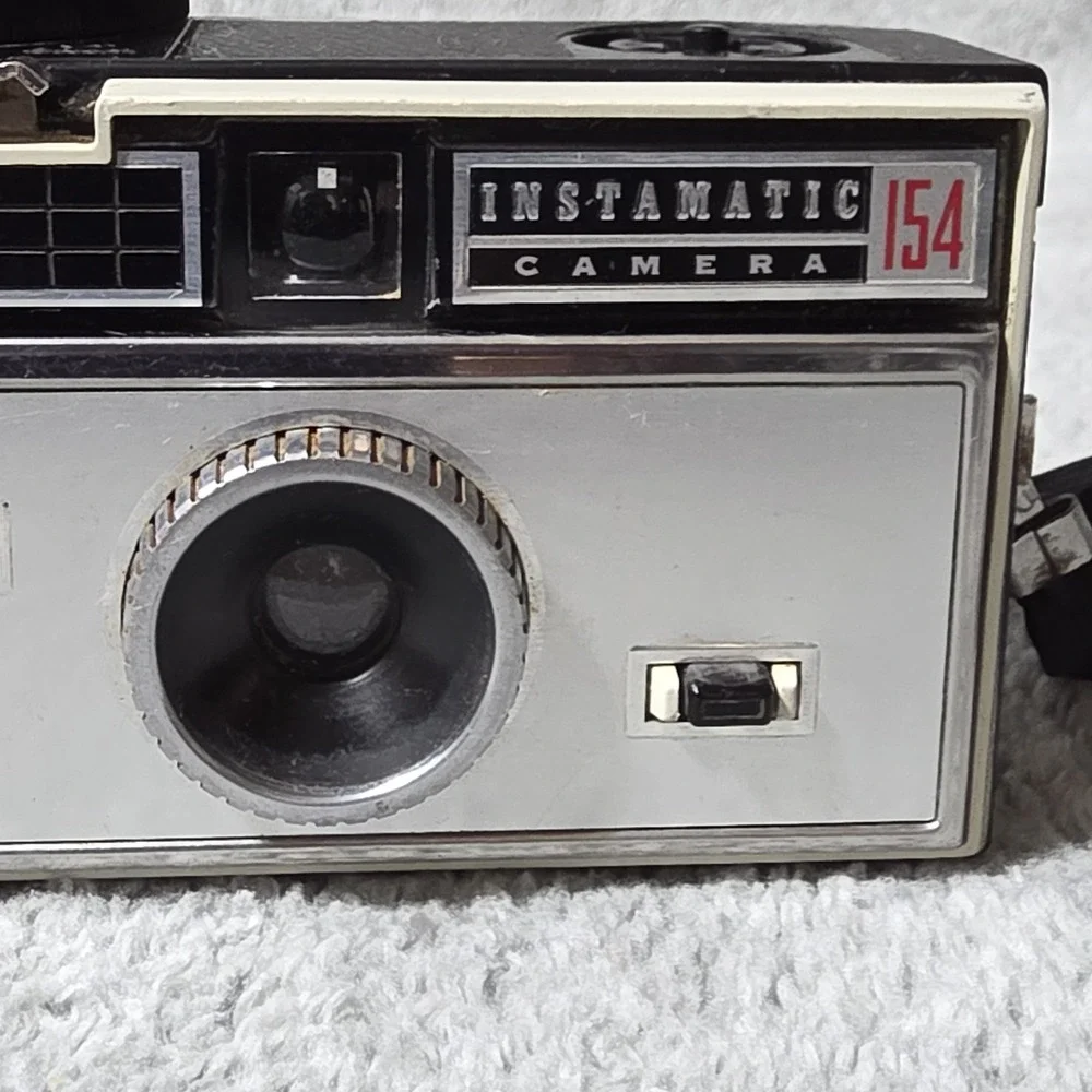 Vintage 1960's Kodak Instamatic 154 Film Camera